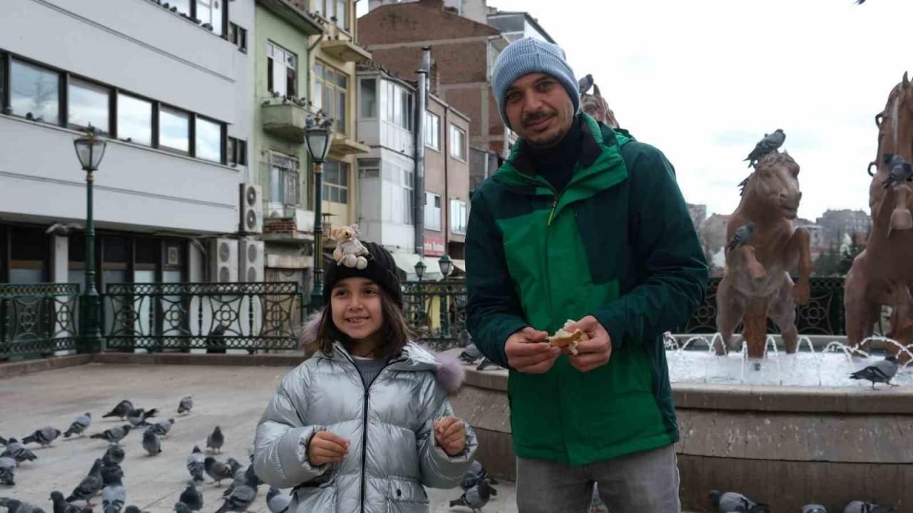 Bodrum'dan Eskişehir'e geldi: Kızıyla güvercinleri besledi