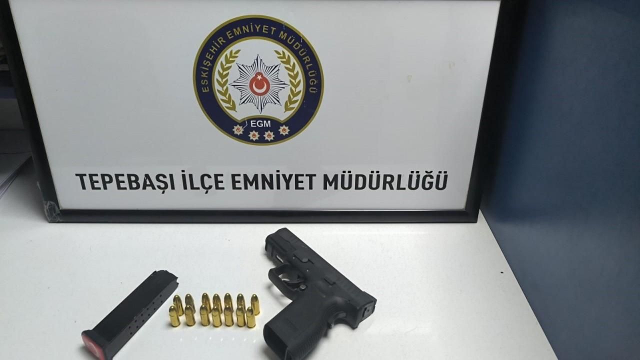 Eskişehir'de Polise direnen şahısların aracından tabanca çıktı