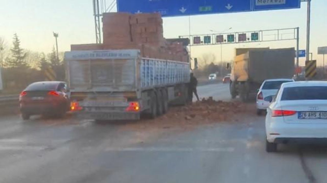 Eskişehir’de tuğlalar yola saçıldı: Trafik durma noktasına geldi.