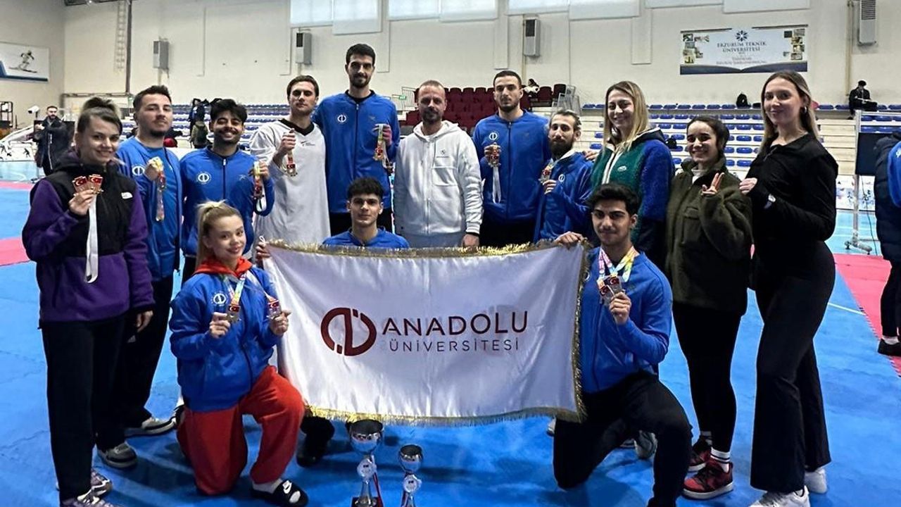 Anadolu Üniversitesi takımı Eskişehir'e tam 14 madalya ile döndü