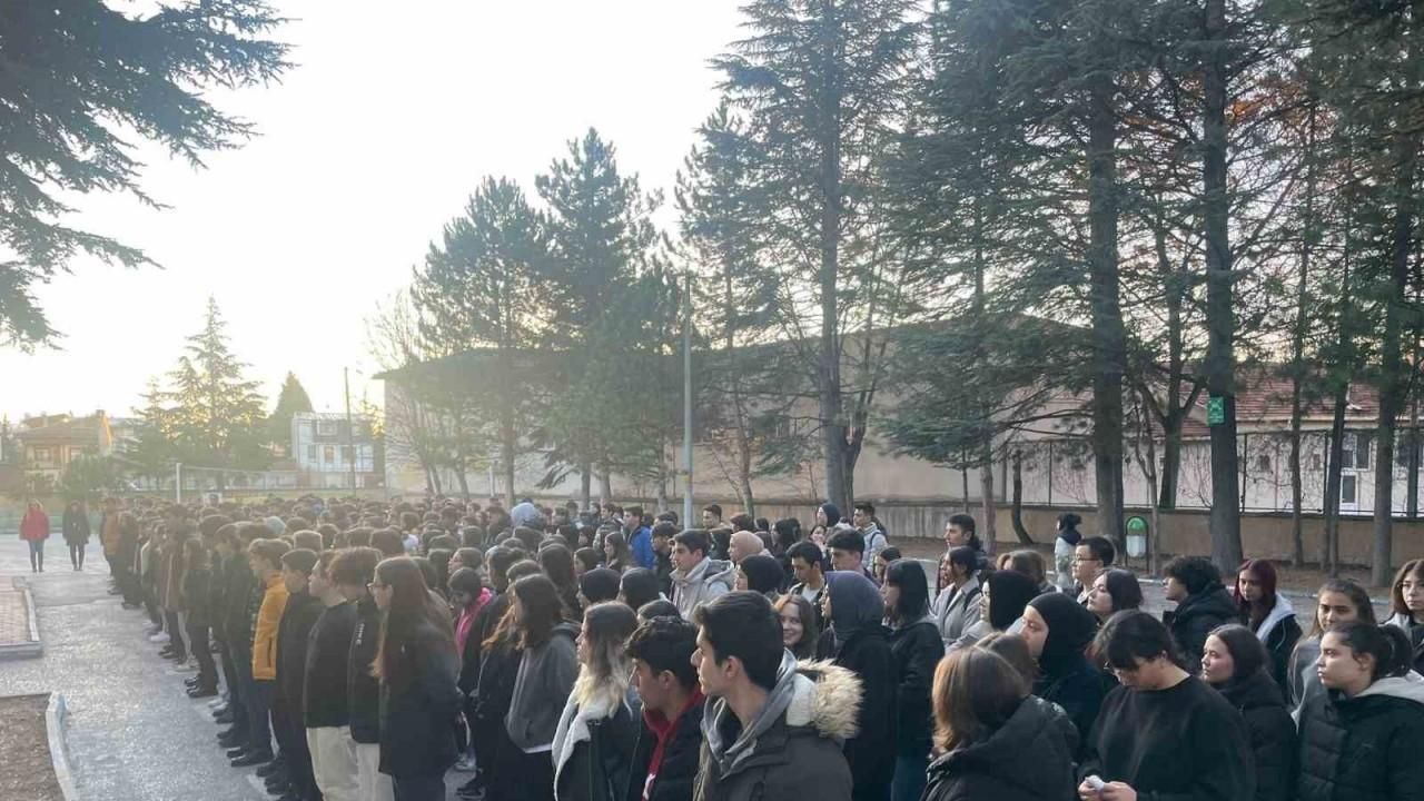 Eskişehir'de okullarda 6 Şubat saygı duruşuyla anıldı