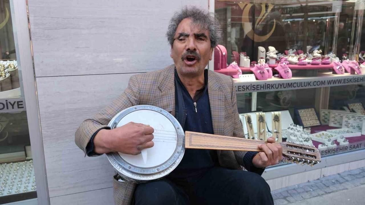 Müzik yaparak tüm Türkiye'yi gezdi: Eskişehir'e yerleşti