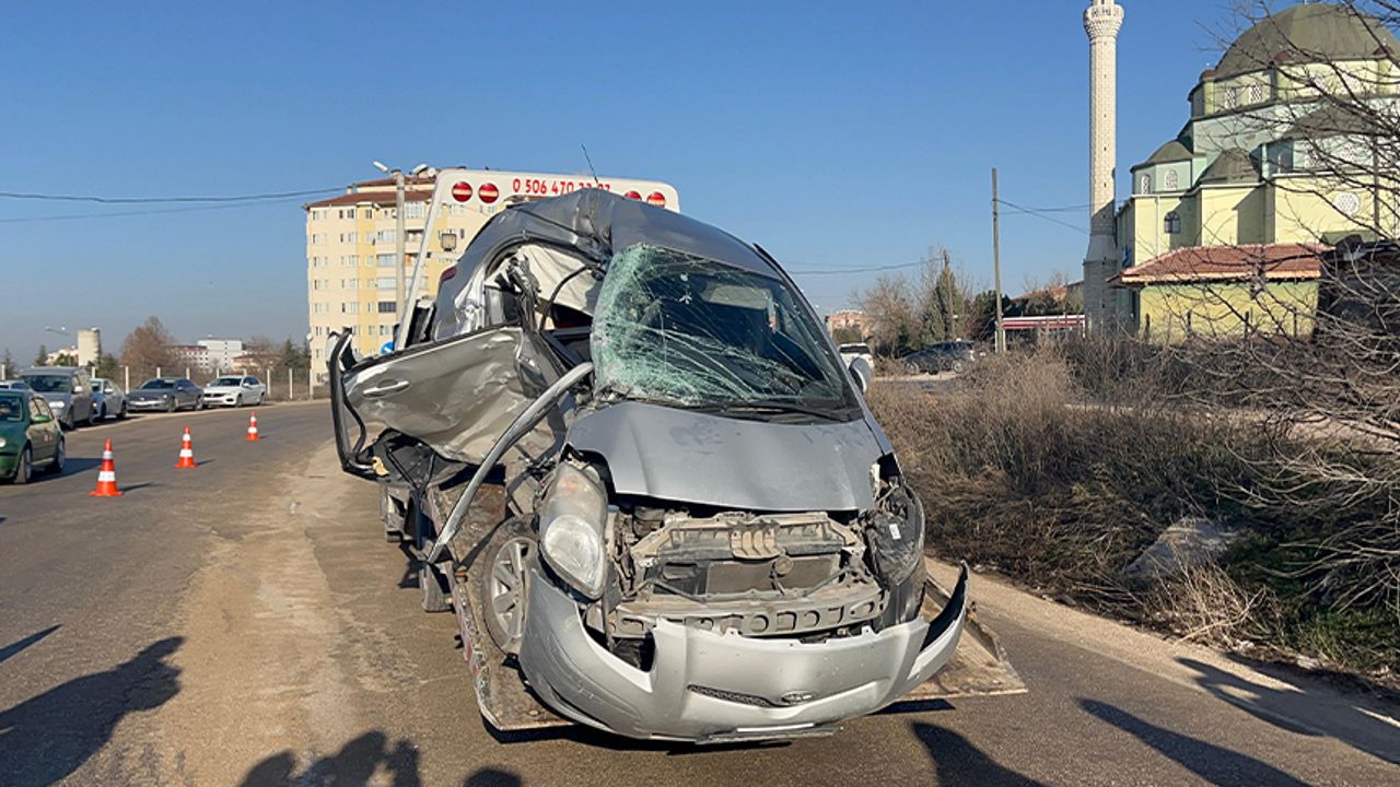 Eskişehir'de feci kaza: Araba hurdaya döndü!