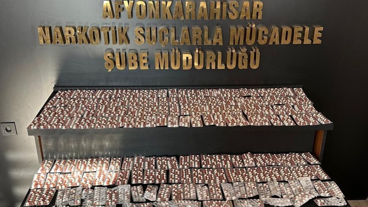 Polisten kaçamak isteyen araçtan binlerce uyuşturucu hap çıktı