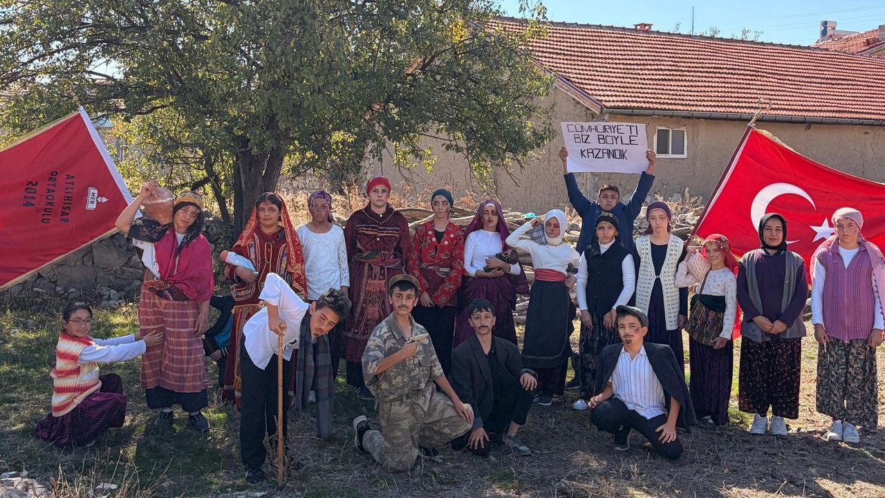 Afyon’da çocuklardan tarihî Cumhuriyet canlandırması