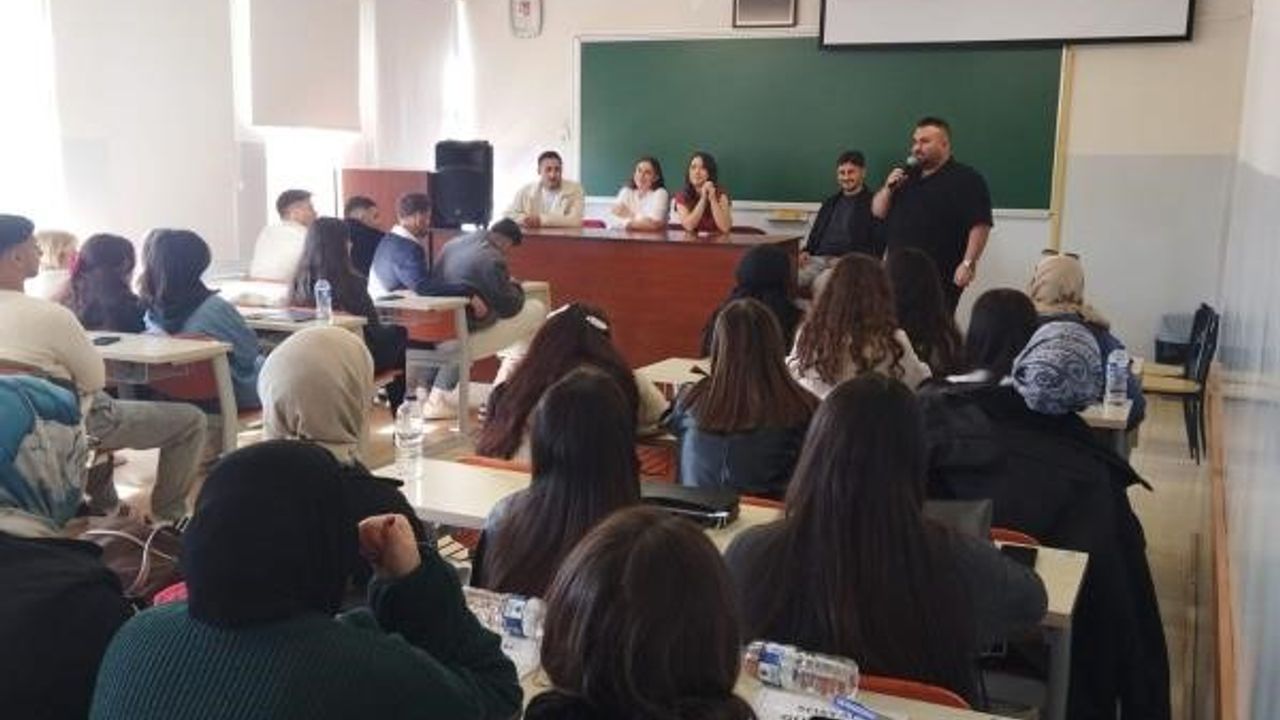 Bilecik’te öğrenciler mezunlarla deneyimlerini paylaştı