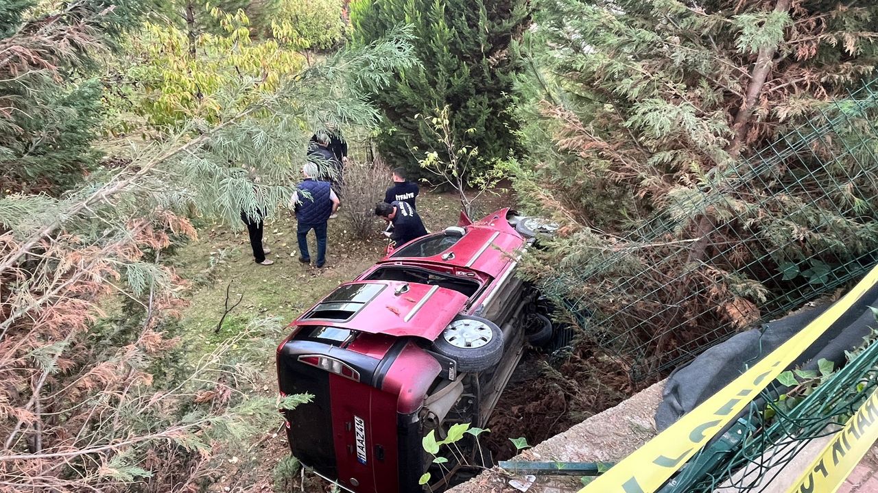 Kontrolden çıkan araç evin bahçesine uçtu: 2 kişi yaralandı!