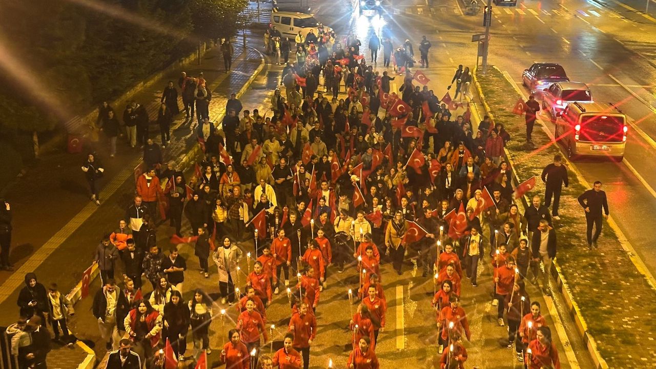 Bilecik'te 29 Ekim coşkusu fener alayıyla kutlandı