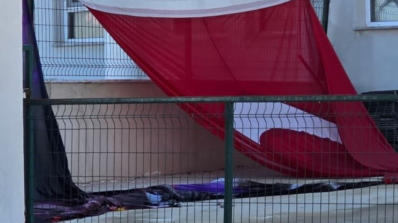 Bilecik'te tepki çeken görüntüler: Bayrak yerde süründü!