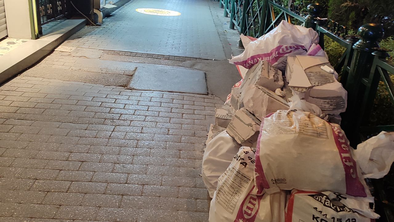 Eskişehir kaldırımlarında yakışmayan görüntü!