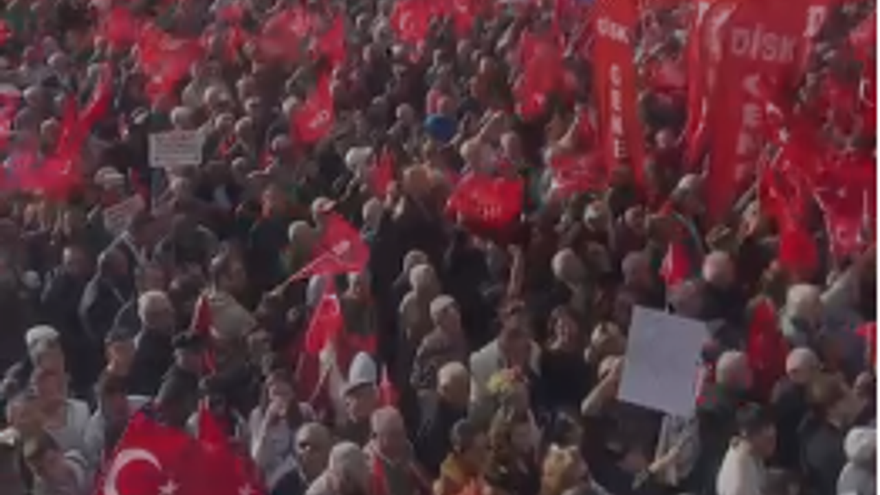 Özgür Özel Cumhuriyet Meydanı'ndan Eskişehirlilere seslendi