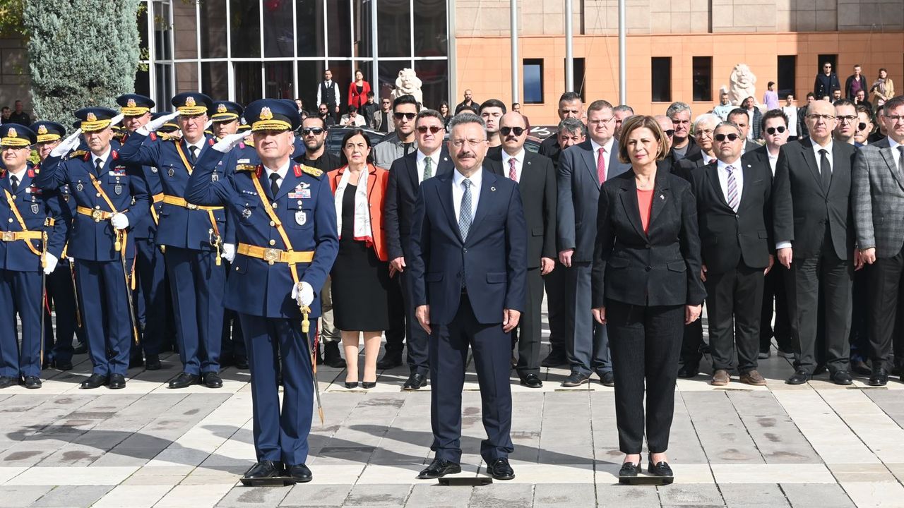 Eskişehir’de 29 Ekim kutlamaları çelenk sunma töreniyle başladı