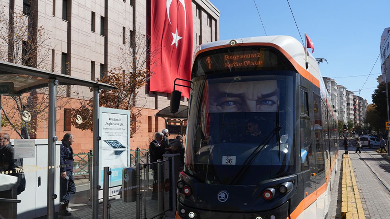 Tramvaylar marşlarla donandı: Eskişehir’de Cumhuriyet coşkusu