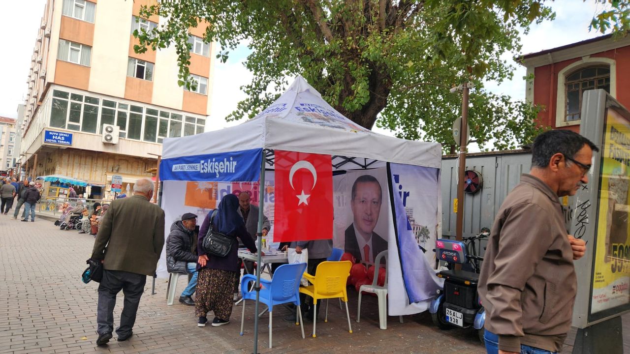 Eskişehir’de AK Parti üye stantları kent merkezinde sürüyor