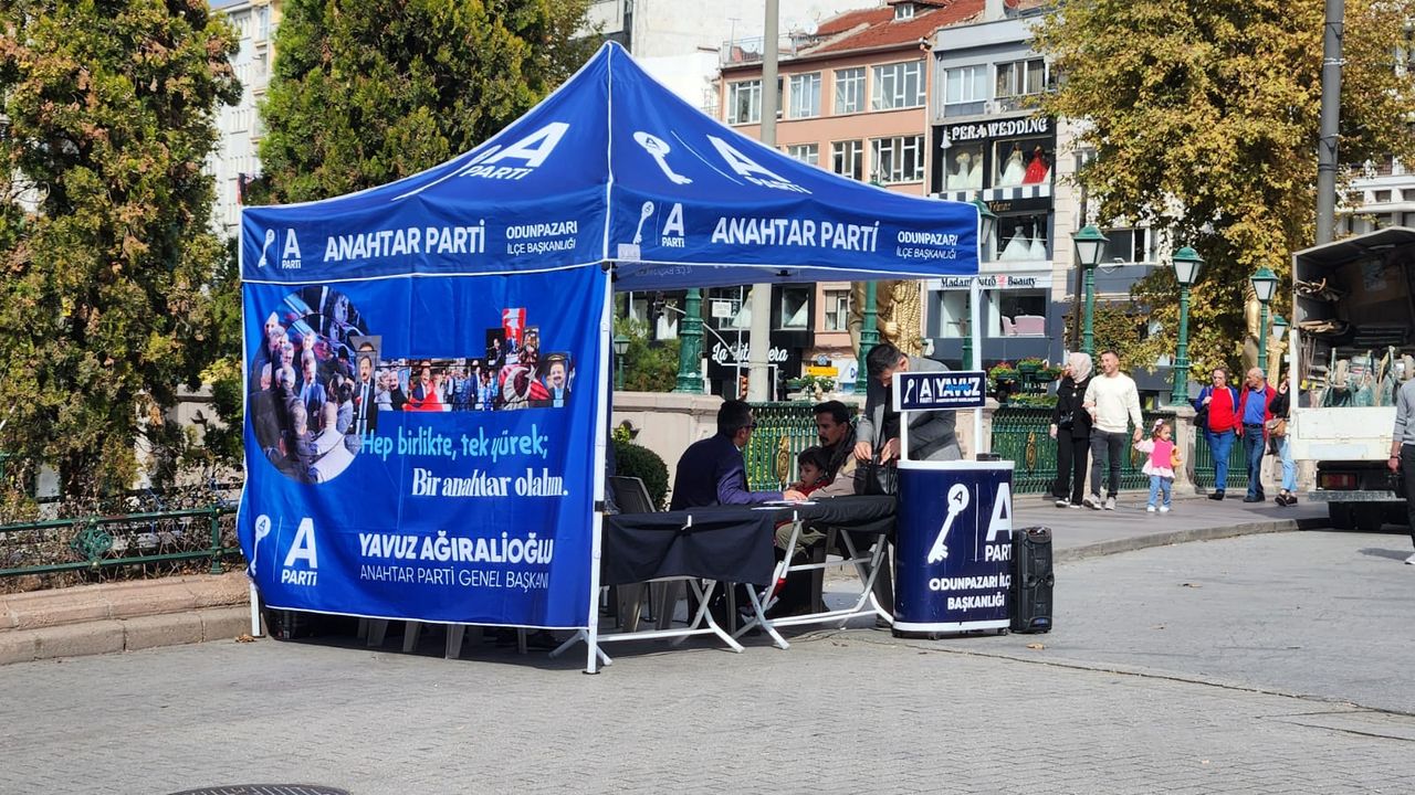 Eskişehir’de siyasi parti üye stantları işlek caddelerde devam ediyor