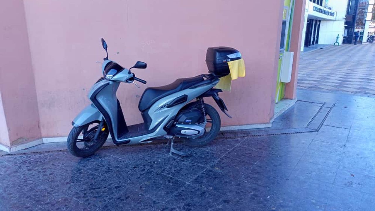 Eskişehir'de bina girişine park edilen motosiklet tepki çekti