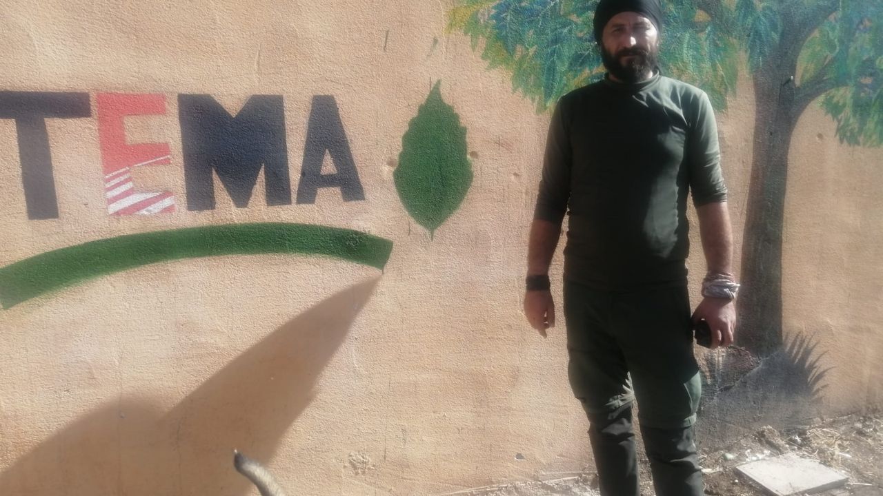 Seyyah Ömer Eskişehir’de fidan dikerek şehir turuna devam etti