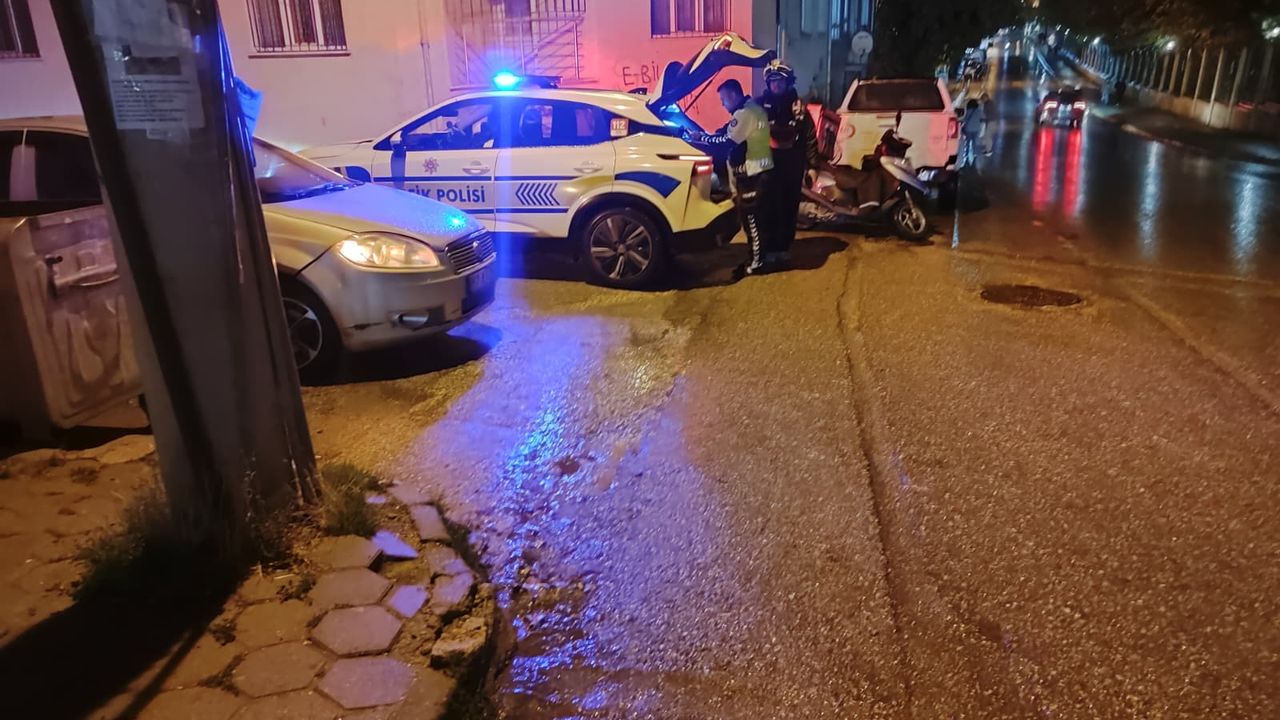 Otomobil ile motosikletin çarpıştığı kaza maddi hasarla atlatıldı