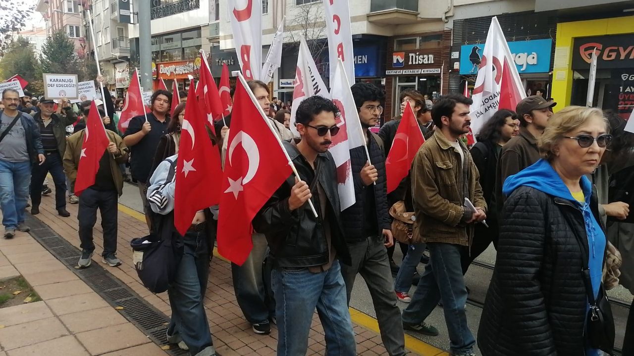 Eskişehir'de Cumhuriyet yürüyüşü: Sokaklar sloganlarla inledi