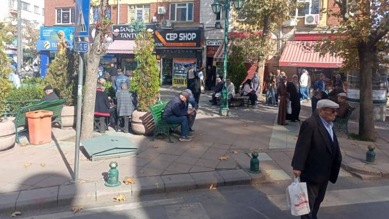 2 Eylül Caddesi’nde banklar güneş keyfi yapanlarla doldu