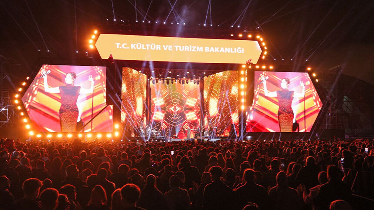 Ebru Yaşar’dan Eskişehir’de unutulmaz konser