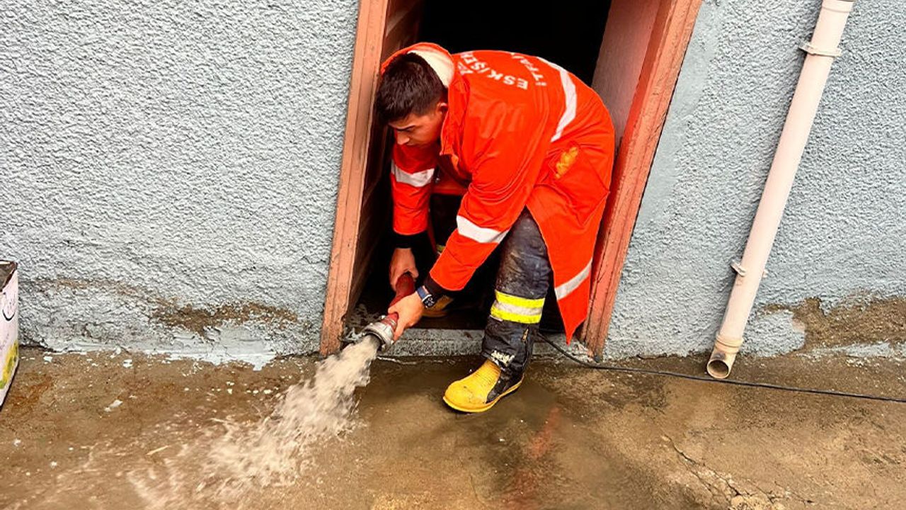 Eskişehir'de su baskını: Ekipler gece boyunca seferber oldu