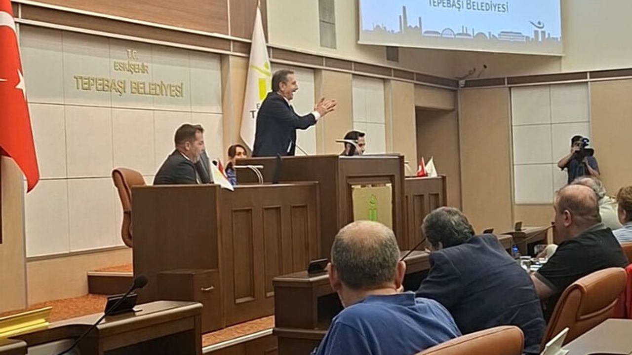Tepebaşı Belediye Meclisi'nde gergin anlar: Hakim misin, savcı mısın?