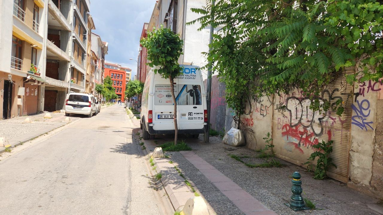 Kaldırıma park eden araçlar yayaları zorluyor