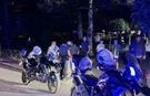Parkta oturup alkol alan 3 kişi birbirine girdi
