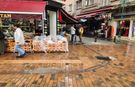 Hamamyolu’nda yağmur telaşı: Esnaf ürünlerini brandayla örttü