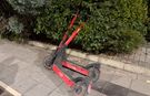 Eskişehir İsmet İnönü Caddesi’nde scooterlar devrildi! Yaya alanında dikkat çeken görüntü