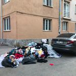 Eskişehir’de sokak kıyafet yığınına teslim oldu: Vatandaş isyan etti