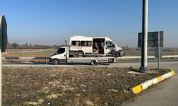 Afyon'da işçi servisi kamyonla çarpıştı: Çok sayıda yaralı...