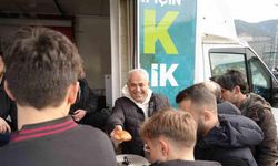 AK Parti’den maçın devre arasında taraftarlara çay simit ikramı