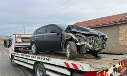 Duvara çarpan otomobilde 2 kişi yaralandı