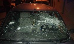 Eskişehir'de ortalık karıştı: otomobili parçaladılar, 2 kişi yaralandı
