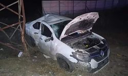Eskişehir'de yoldan çıkan araç yüksek gerilim hattı direğine çarptı
