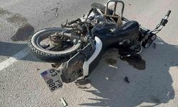 Otomobille çarpışıp hurdaya dönen motosiklet sürücüsü yaralandı