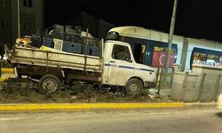 Eskişehir'de kamyonet tramvay durağına çarptı!