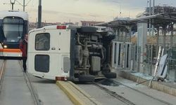 Eskişehir'de minibüs tramvay yoluna devrildi: Trafik felç oldu