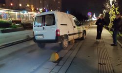Eskişehir'de araç taş dubalara sıkıştı: Trafik durdu!