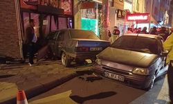 Eskişehir'de kaza: Otomobil dükkana daldı