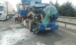 Eskişehir'in komşusunda kaza: Tır hurdaya çıktı