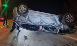 Eskişehir'de kaza: Direğe çarpan araç ters döndü