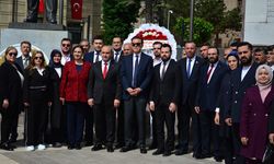 AK Parti Eskişehir teşkilatı Atatürk anıtına çelenk bıraktı