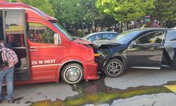 Eskişehir'de minibüs ile otomobil birbirine girdi: Yaralılar var