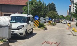 Eskişehir'de hatalı parklar trafiği engelliyor