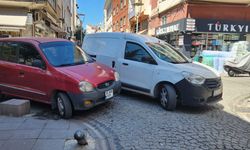 İstiklal Mahallesi'nde sokak ortasına araç parkı