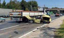 Eskişehir'de tıra çarpan tofaş ikiye bölündü: Ölü ve yaralılar var!