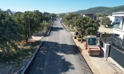 İzmir'in bir caddesi daha asfalta kavuştu